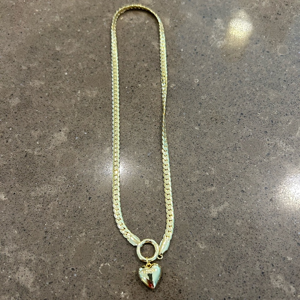 - Fine fantasy necklace that ends in a heart, with secure closure